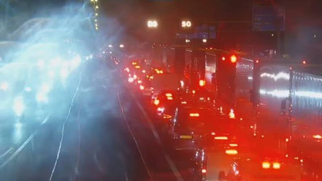 Megafile op de A27 na ongeluk bij Hank: betonmolen ligt op de weg.