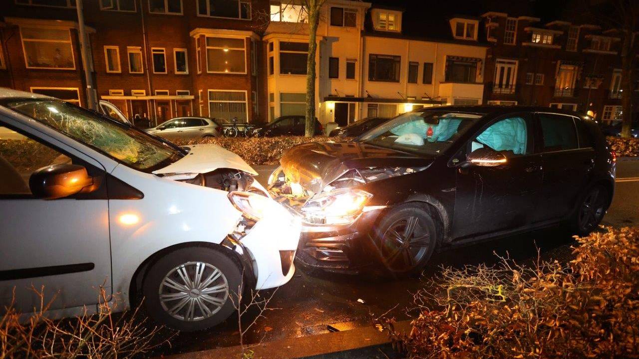 twee aanhoudingen na botsing • persoon te water.