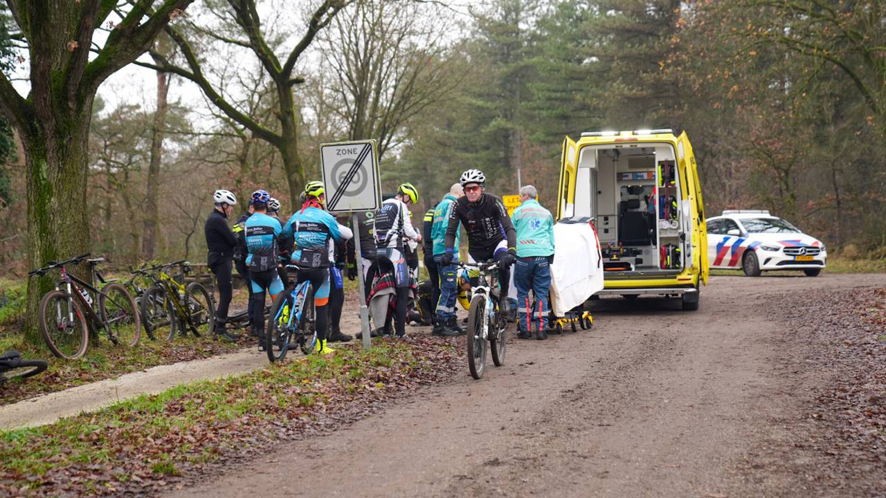 Mountainbiker gewond naar ziekenhuis na botsing met tegenligger (foto: Harrie Grijseels /SQ Vision)