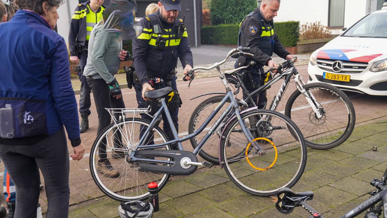 Bij het inhalen ging het mis en raakte een fietser gewond (foto:Harrie Grijseels/SQ Vison)