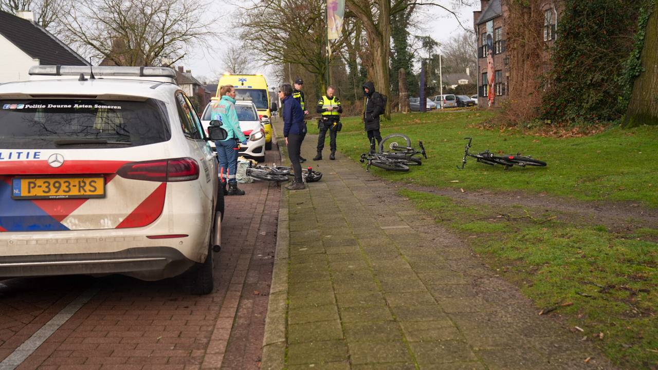 Na de valpartij moest een fietser naar het ziekenhuis (foto: Harrie Grijseels/SQ Vision)