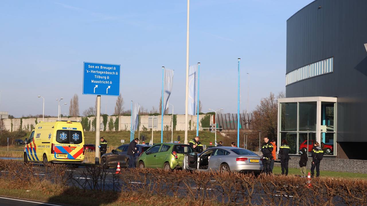 Vlak voor de afslag naar de snelweg botsten drie wagens op elkaar. (foto: Sander van Gils/SQ Vision)