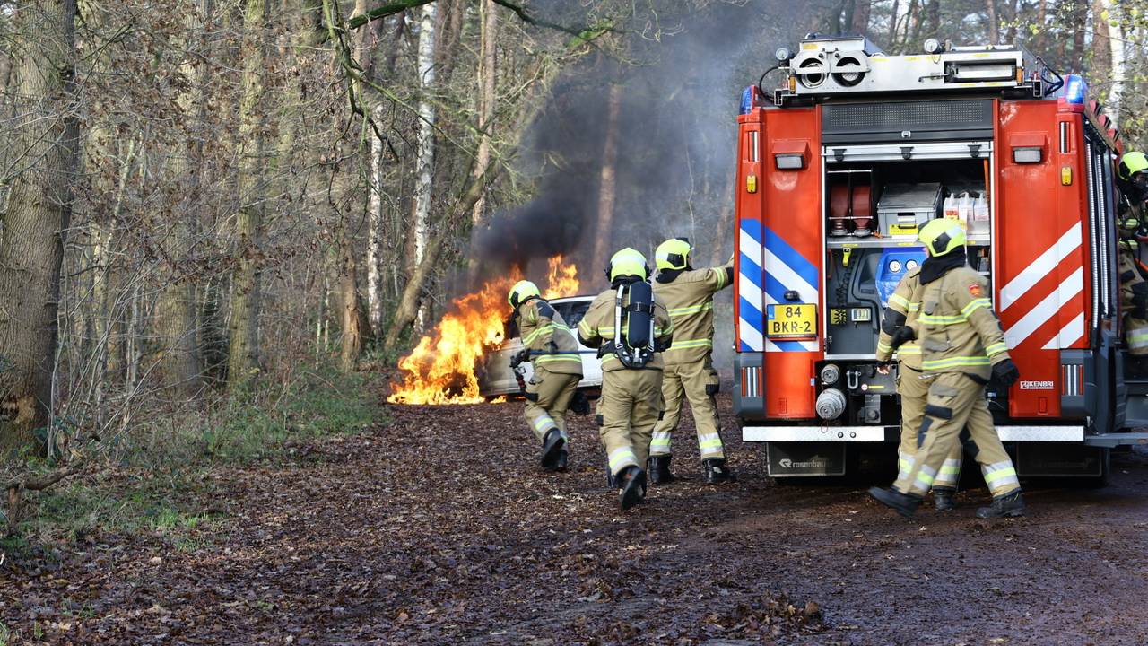 De auto stond helemaal in brand (foto: SK-Media)