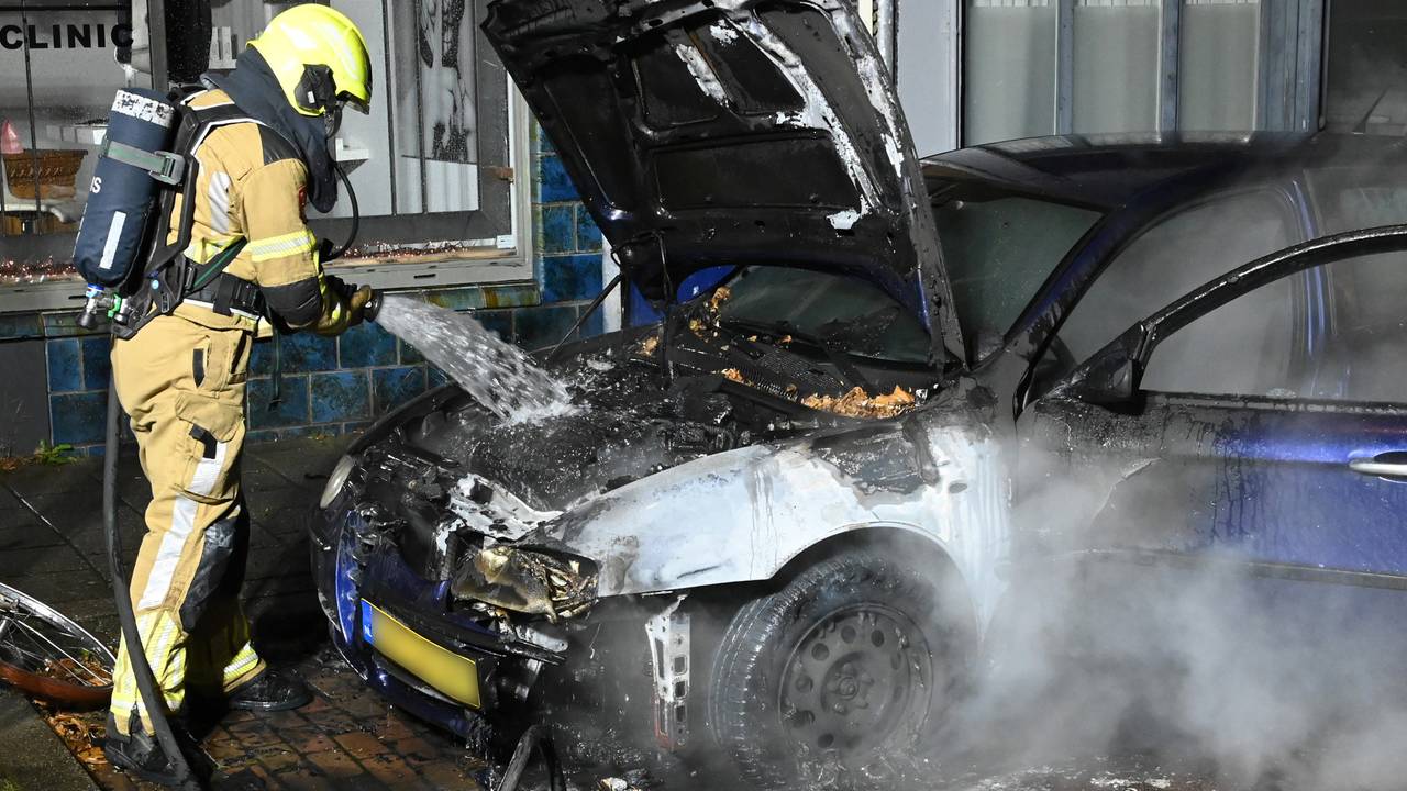 Auto in brand in Breda (foto: Perry Roovers / SQ Vision).