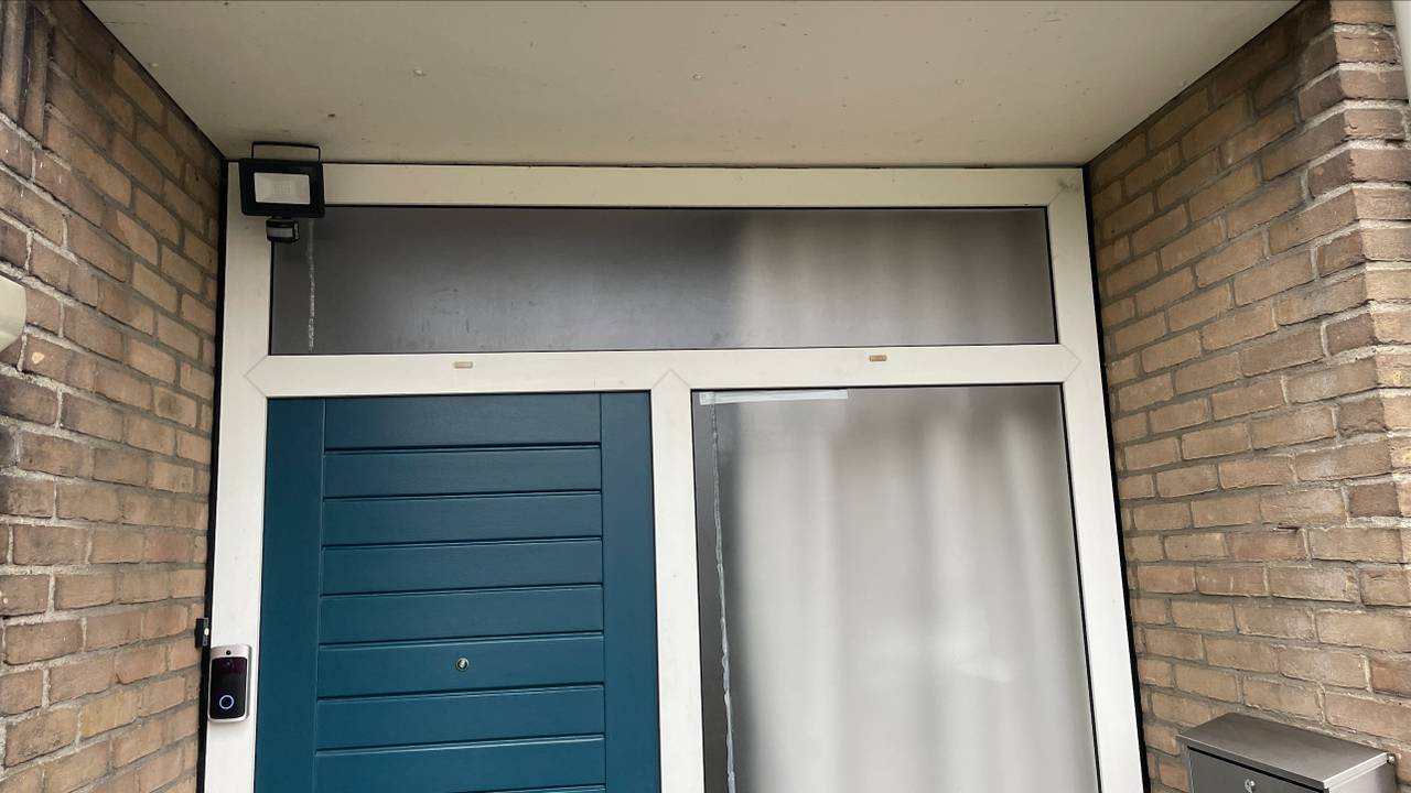 Overdag is de meeste schade al gerepareerd, alleen in dit raam zit nog een scheur en de brievenbus is afgeplakt (foto: Rochelle Moes)