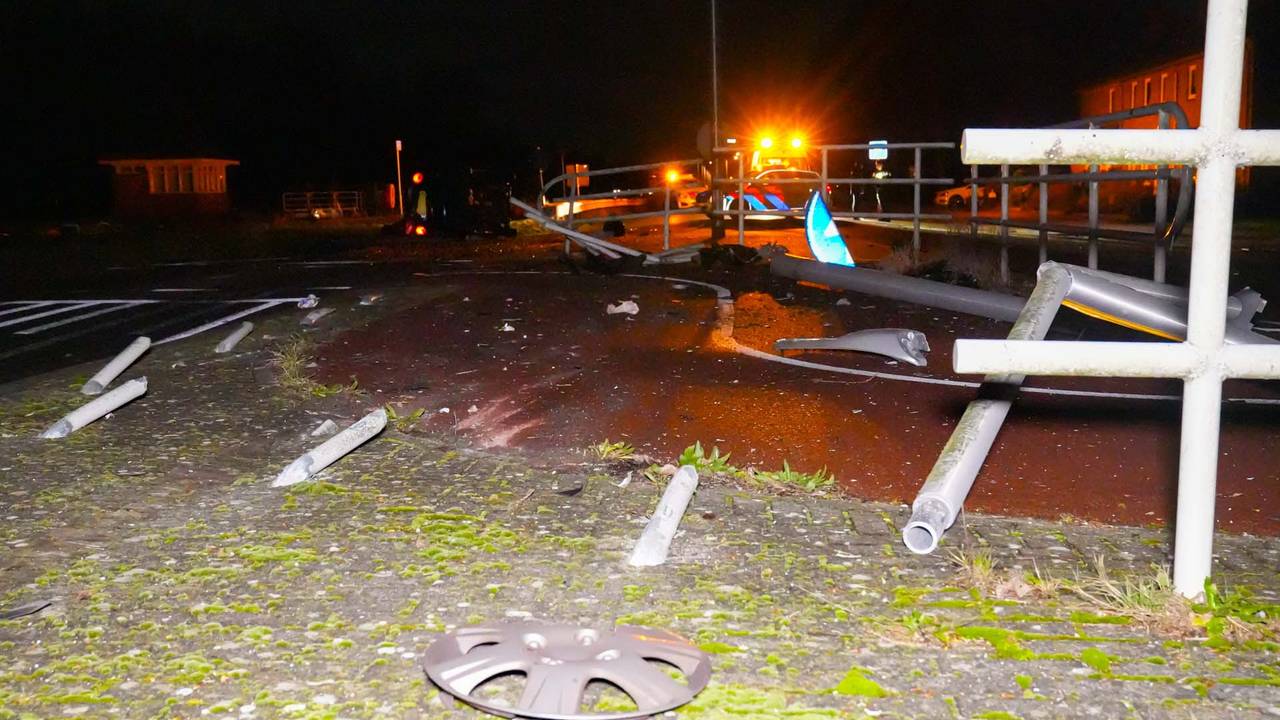 De automobiliste richtte een ware ravage aan op de Kanaaldijk Noord-West in Helmond (foto: Harrie Grijseels/SQ Vision). 