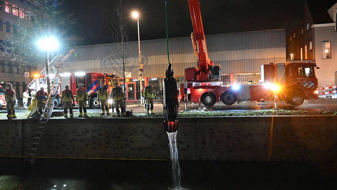 Scooterrijder belandt in het water van de haven in Breda. 
