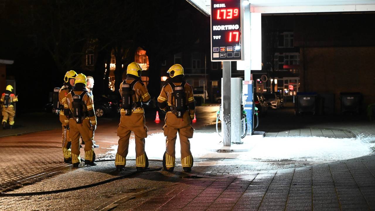 De brandweer bij de benzinepomp (Foto: Perry Roovers/SQ Vision).