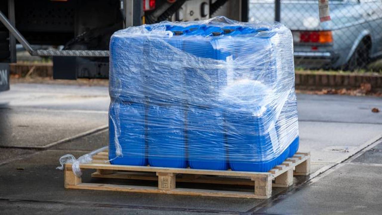 Een palet Jerrycans bij het ontdekte drugslab (foto: Christian Traets/SQVision).
