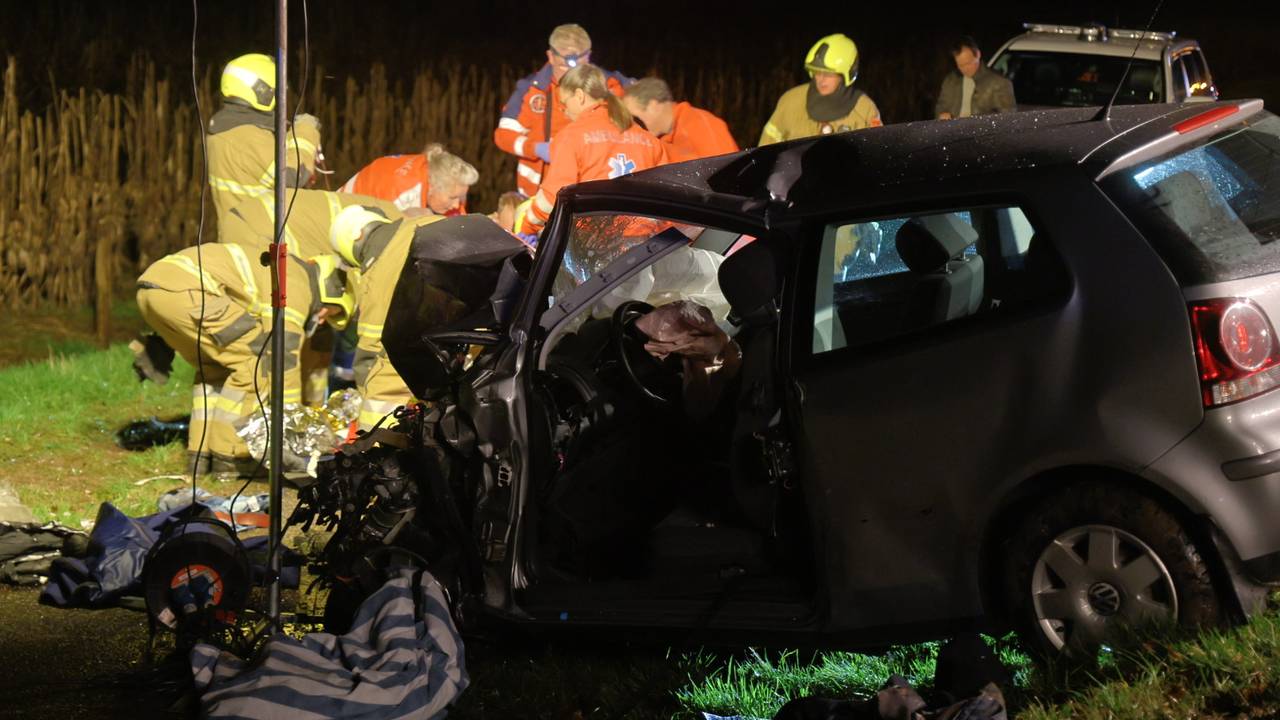 Man overlijdt na frontale botsing op dijk in Grave.