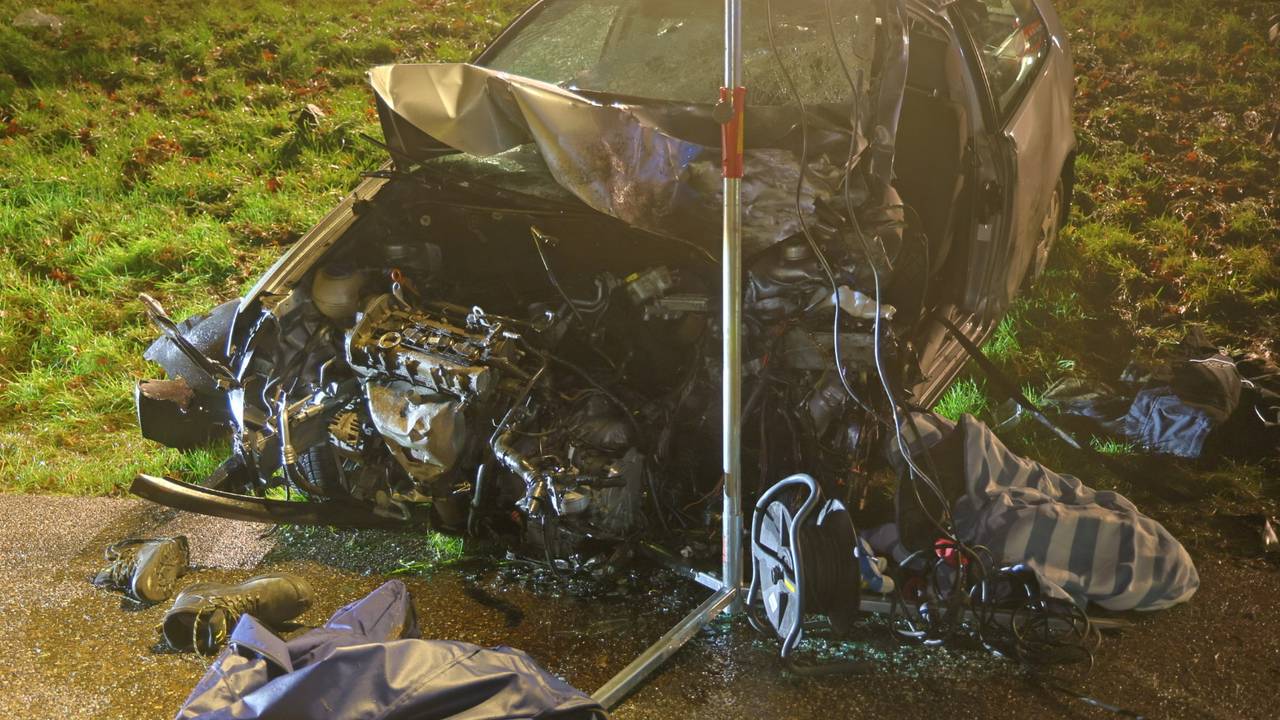 Frontale botsing op dijk in Grave, zeker 1 bestuurder zwaargewond.