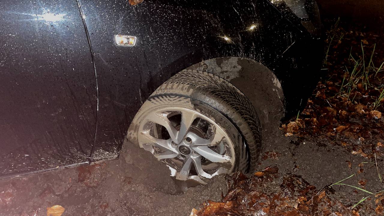 Zomaar keren in de berm kan tot veel ellende leiden (foto: Rene van Hoof).