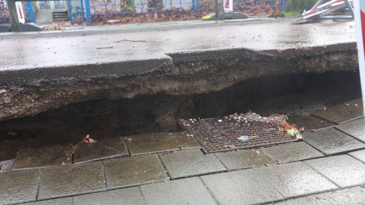 De put ligt nu een halve meter dan het wegdek (foto: Arno van der Linden/SQ Vision)