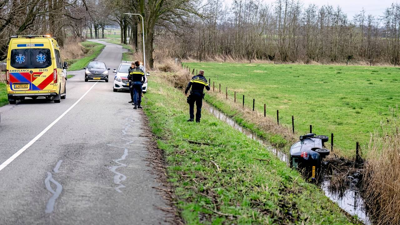 Auto raakt van de weg en belandt in de sloot (Foto: Marcel van Dorst/SQ Vision)