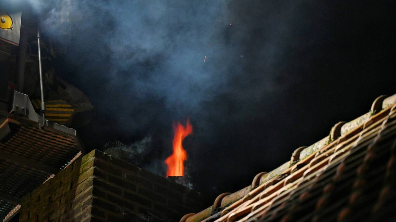 Er kwam een flinke vlam uit de schoorsteen van het huis aan de Prinses Beatrixstraat in Oisterwijk (foto: Toby de Kort/SQ Vision).