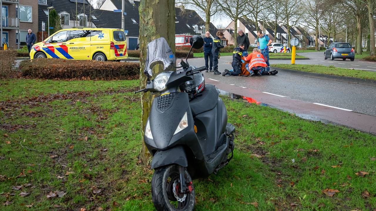 De vrouw gleed met haar scooter weg in een bocht (foto: Iwan van Dun/SQ Vision)