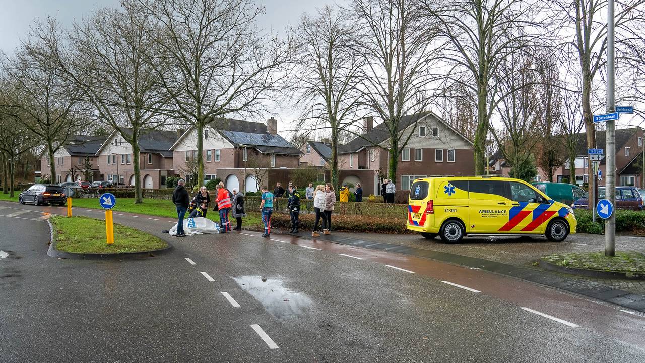 De vrouw lag midden in de bocht op straat (Foto: Iwan van Dun/SQ Vision)
