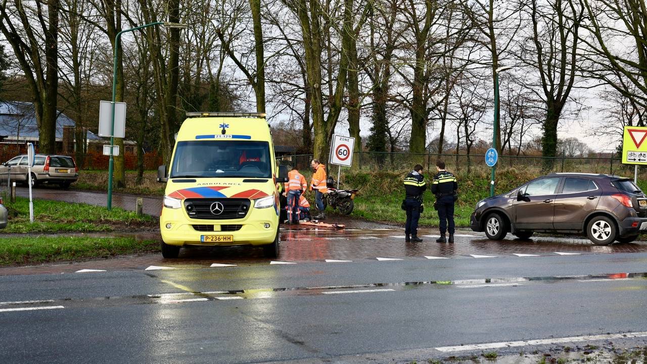 De brommerrijder is naar het ziekenhuis gebracht (foto: SK-Media)