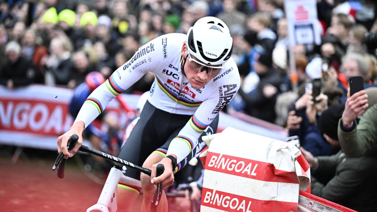 Mathieu van der Poel tijdens de wereldbekercross in Antwerpen. (Foto: ANP).