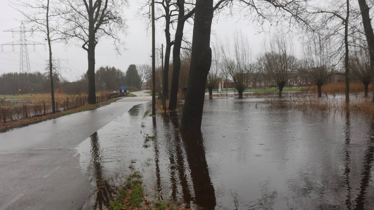 De Collseweg staat bijna helemaal onder water (foto: Arno van der Linden/SQ Vision.)