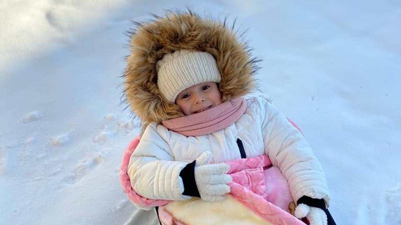 Kleindochter Esila voor het eerst in de sneeuw (foto: Ingrid Appelo).