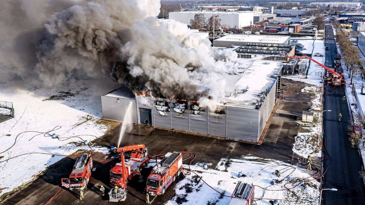 Massive Fire and Explosion at ‘t Lekker Plekske Commercial Building in Roosendaal: A58 Closed and NL Alert Sent Due to Smoke Nuisance