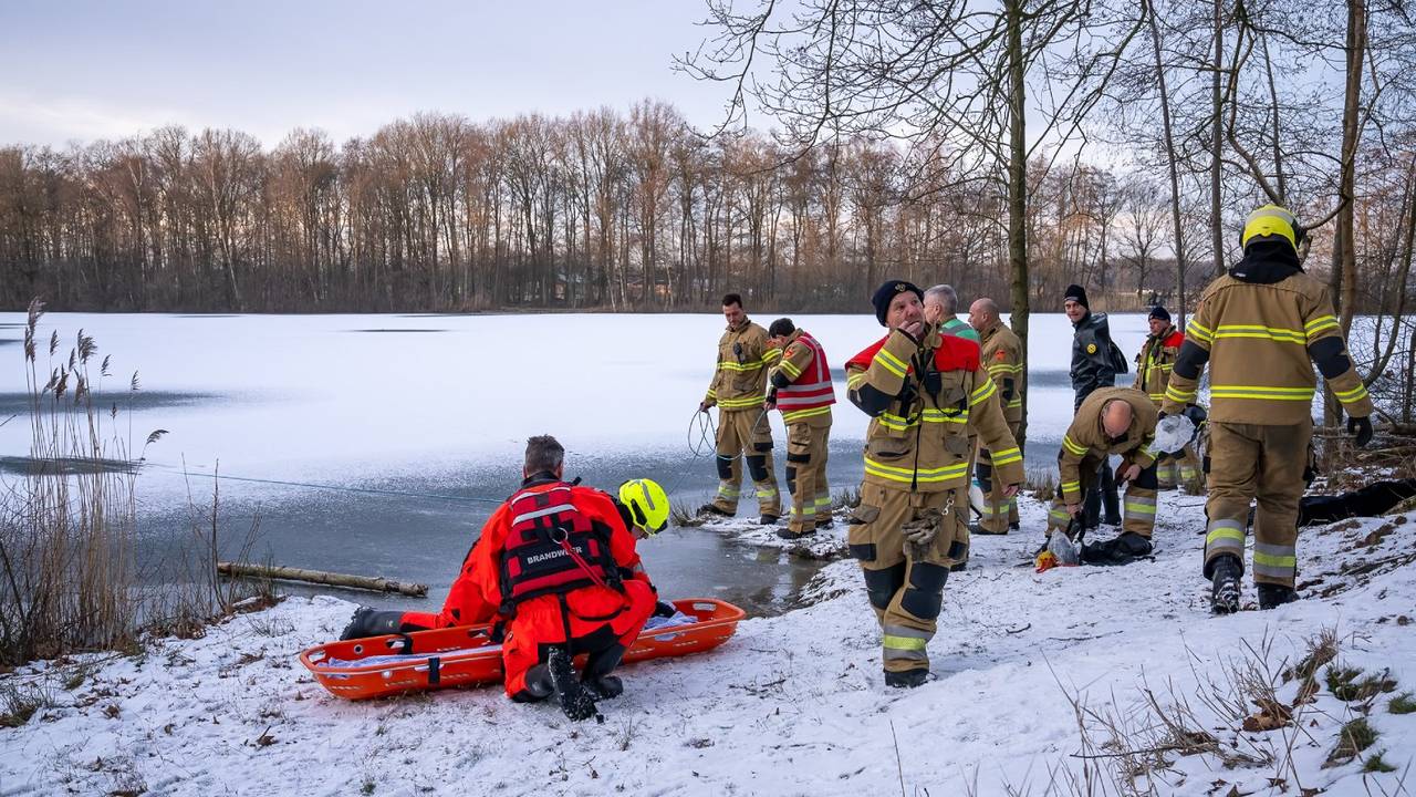 Politie en brandweer in actie bij de Roeivijver aan de Kievitswaard in Drunen. (foto: Iwan van Dun/SQ Vision).