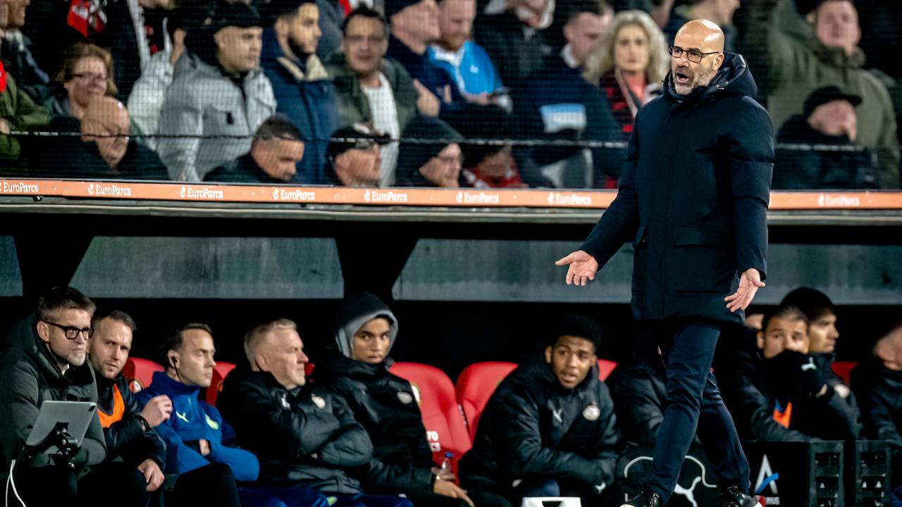 Peter Bosz was tijdens de wedstrijd al boos op de arbitrage (foto: Marcel van Dorst).