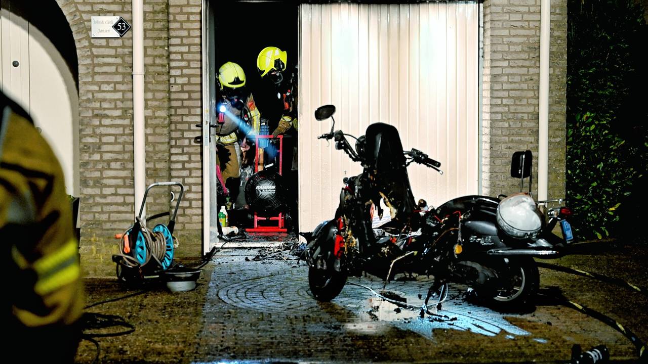 De brandweer haalde de scooter uit de schuur aan de straat Bieslook in Oisterwijk (foto: Toby de Kort/SQ Vision).