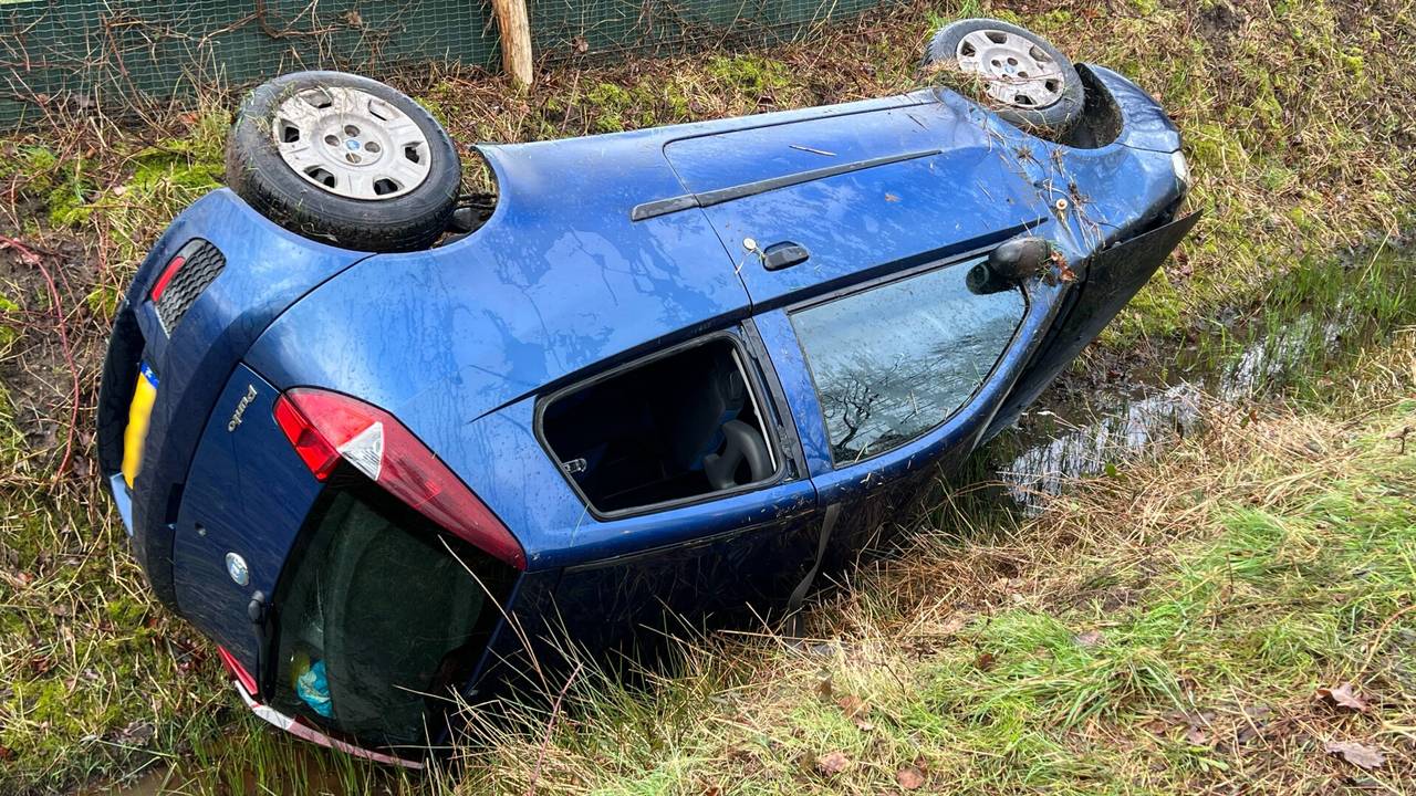 Vrouw landt met auto in sloot (Foto: SQ Vision/Perry Roovers).