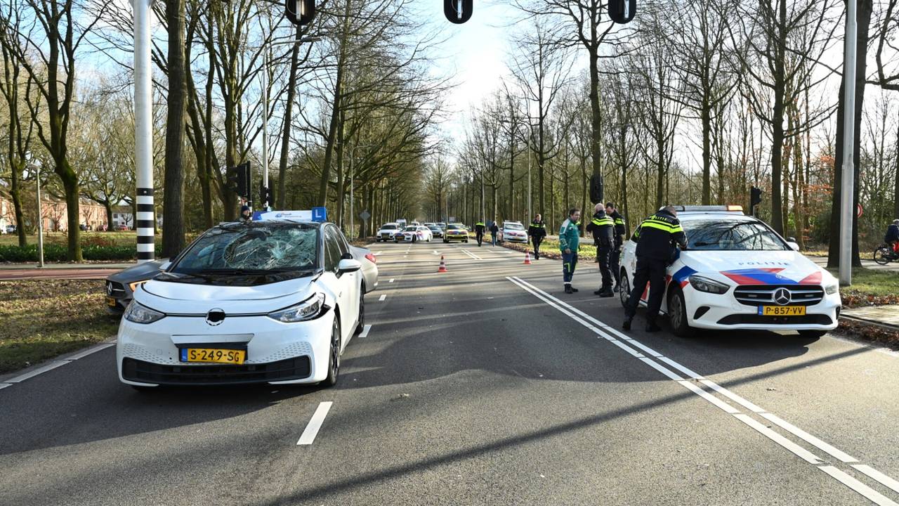 Fietser zwaargewond na aanrijding door leswagen.