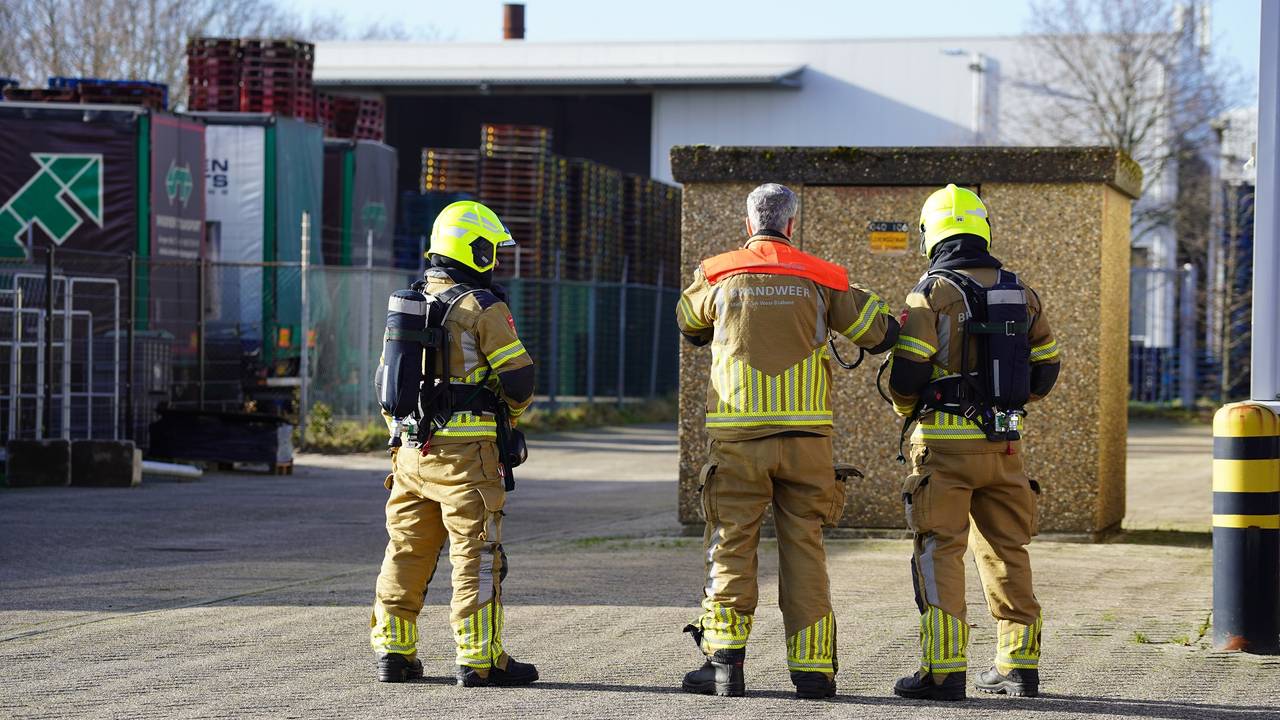 Brandweerlieden bij het stroomhuisje (Foto: SQ Vision/Jeroen Struve).