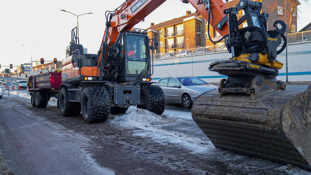 Graafmachines halen ijs van het wegdek (foto: Harrie Grijseels/SQ Vision).