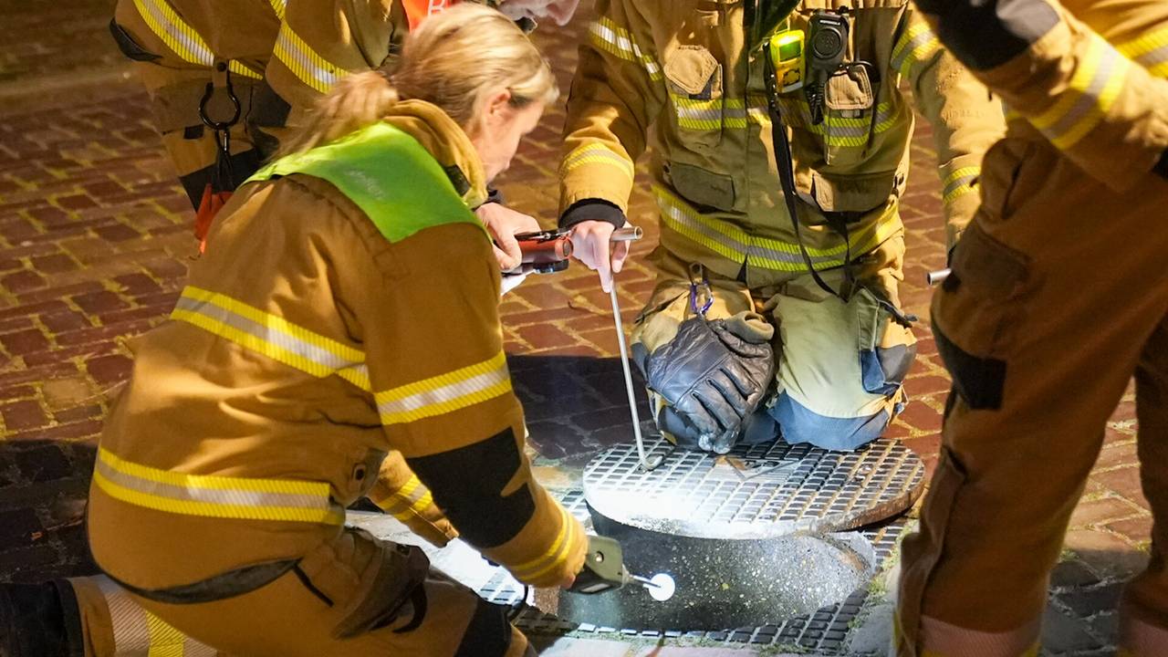 De brandweer doet metingen (foto: Gabor Heeres/SQ Vision).