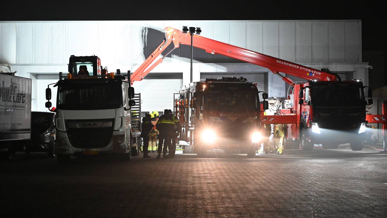 Wat precies in brand stond in het gebouw van J&J Machines in Etten-Leur is niet bekendgemaakt (foto: Perry Roovers/SQ Vision).
