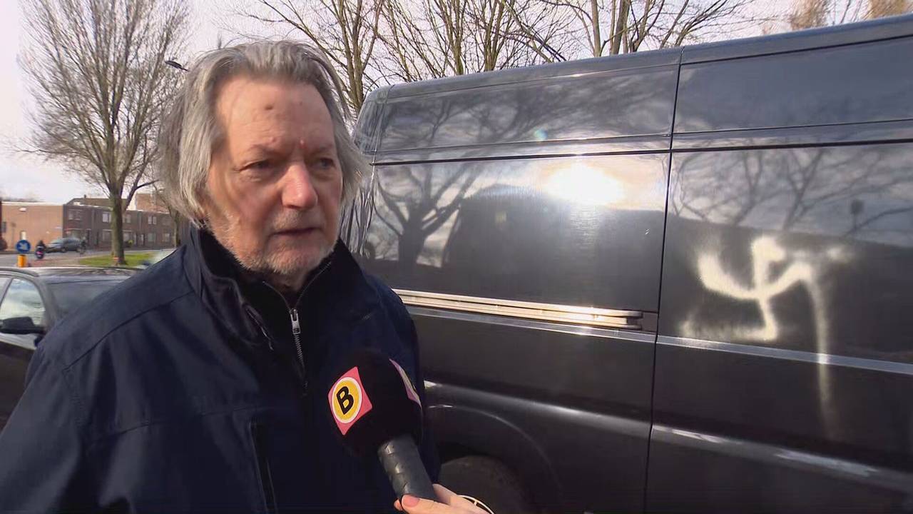 Sjors van de Akker bij zijn bekladde bestelbus (foto: Omroep Brabant)