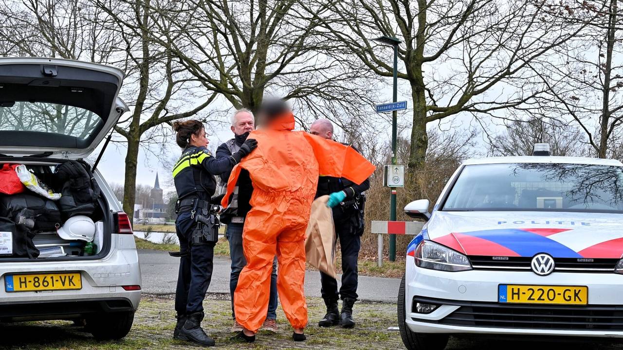 De politie bij het gebouw op de Daniëlsweg (Foto: SQ Vision).