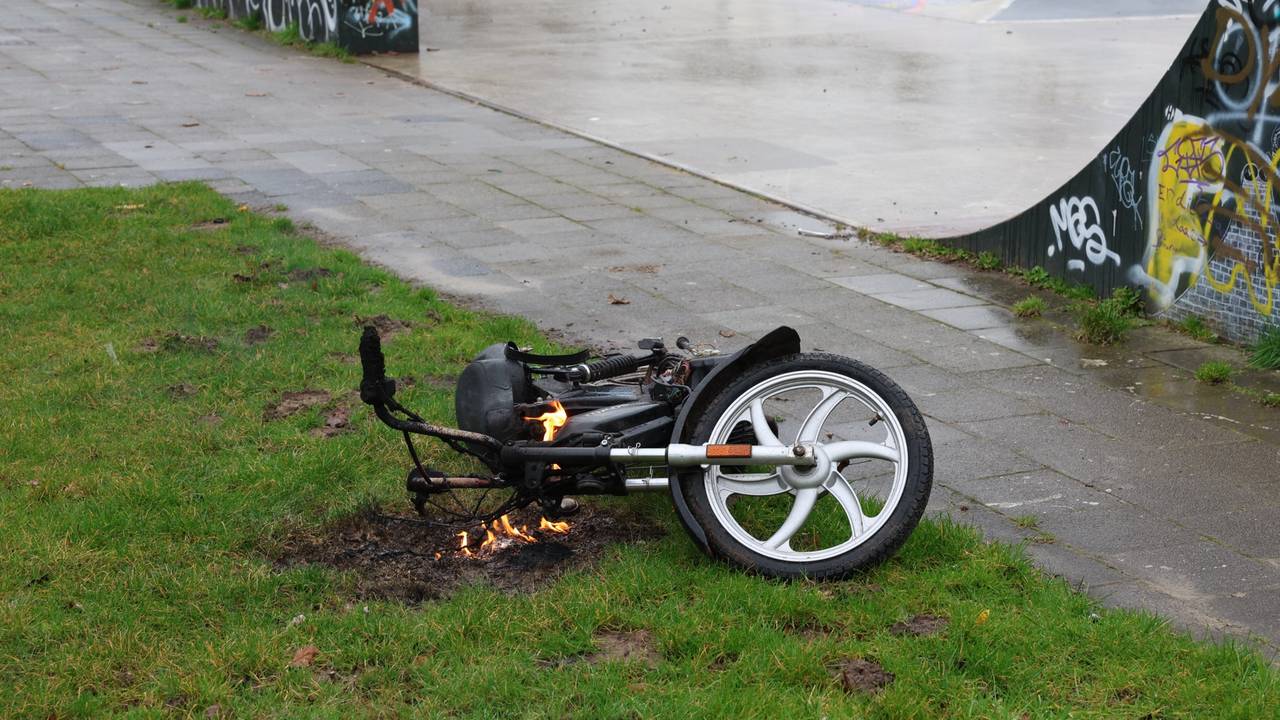 De brandende bromfiets (Foto: SQ Vision/Sander van Gils).