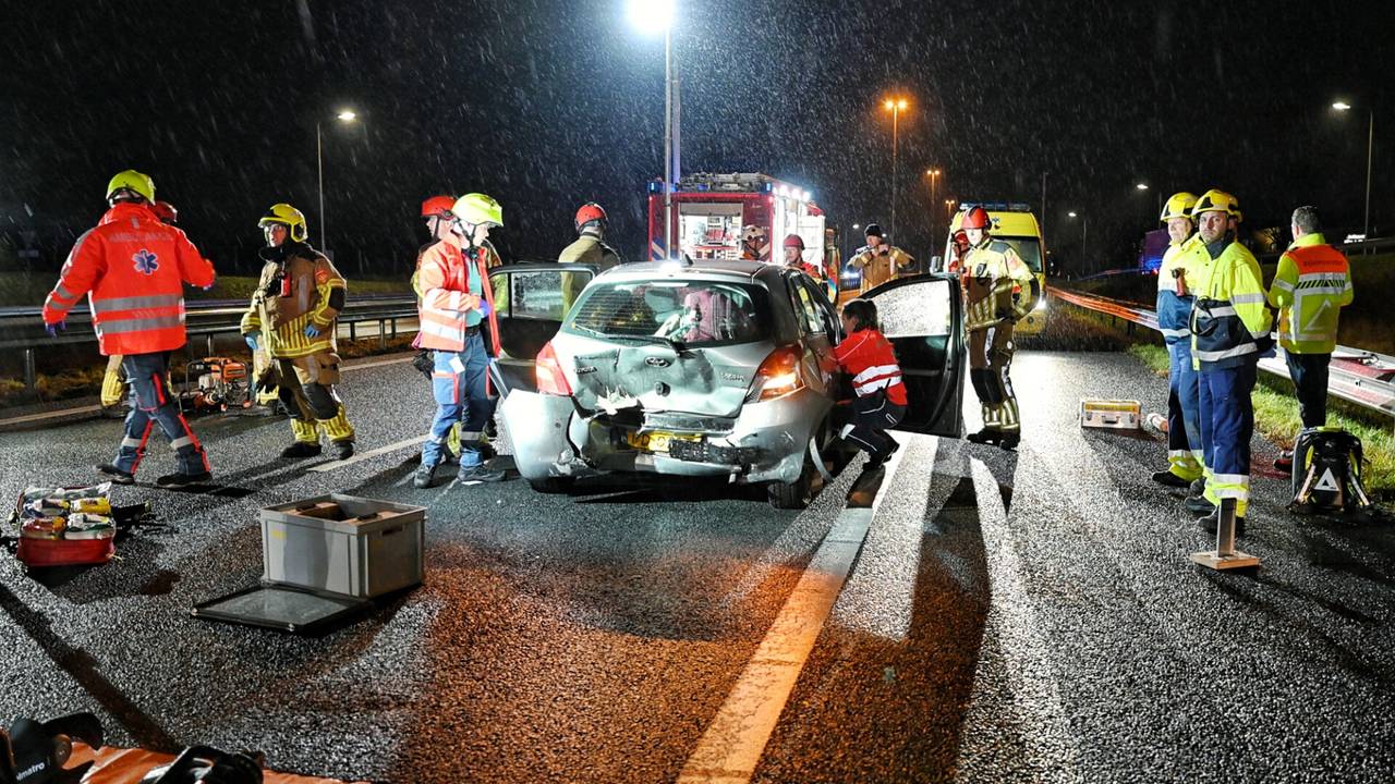 Drie gewonden bij botsing op A58, traumaheli landt op snelweg.
