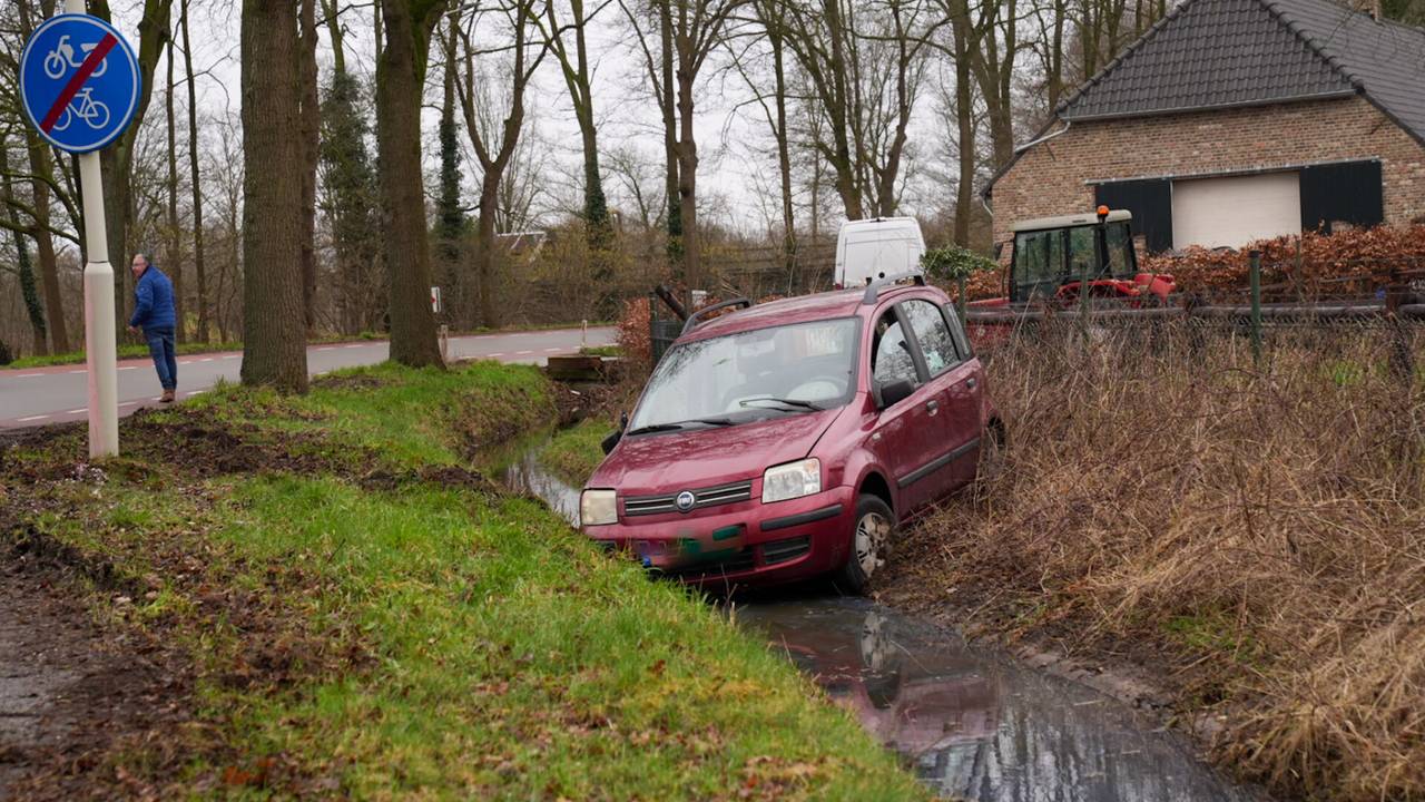 De auto raakte van de weg, raakte een lantaarnpaal en kwam in een sloot tot stilstand (foto: Harrie Grijseels/SQ Vision).
