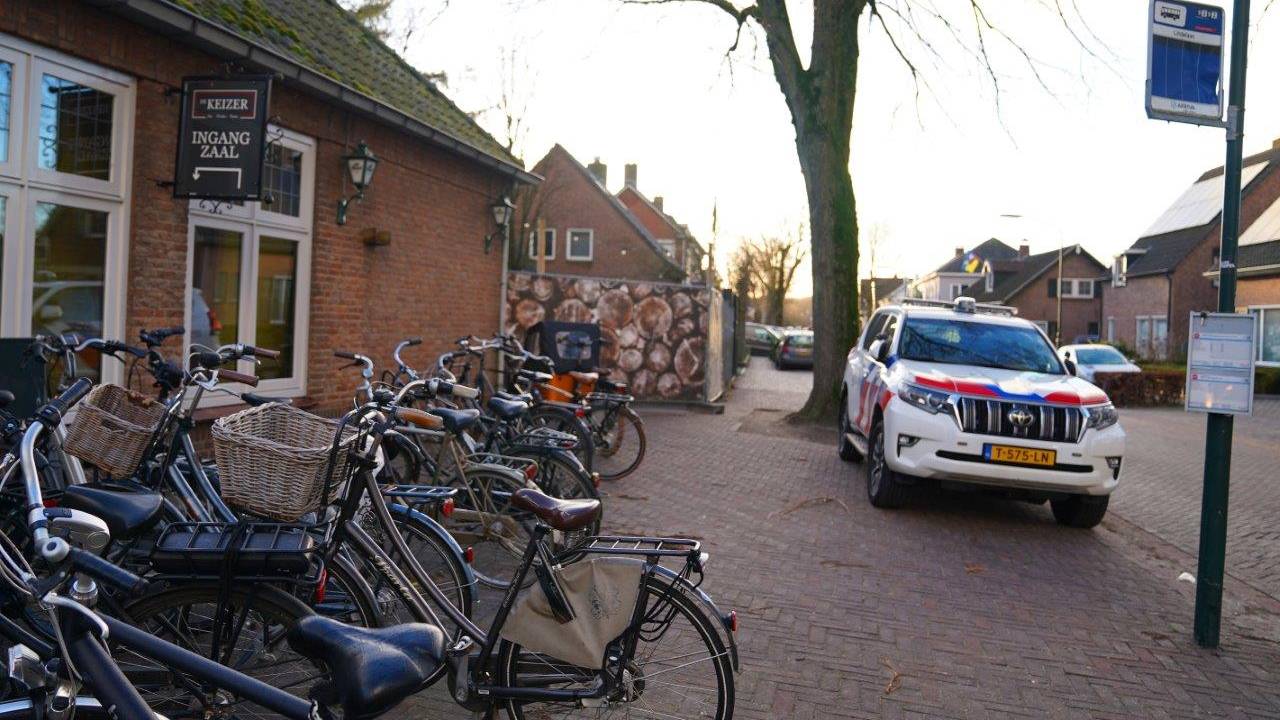 De inbreker kwam de brasserie binnen via de zijkant van het gebouw, aan de Achterstraat (foto: Bart Meesters). 