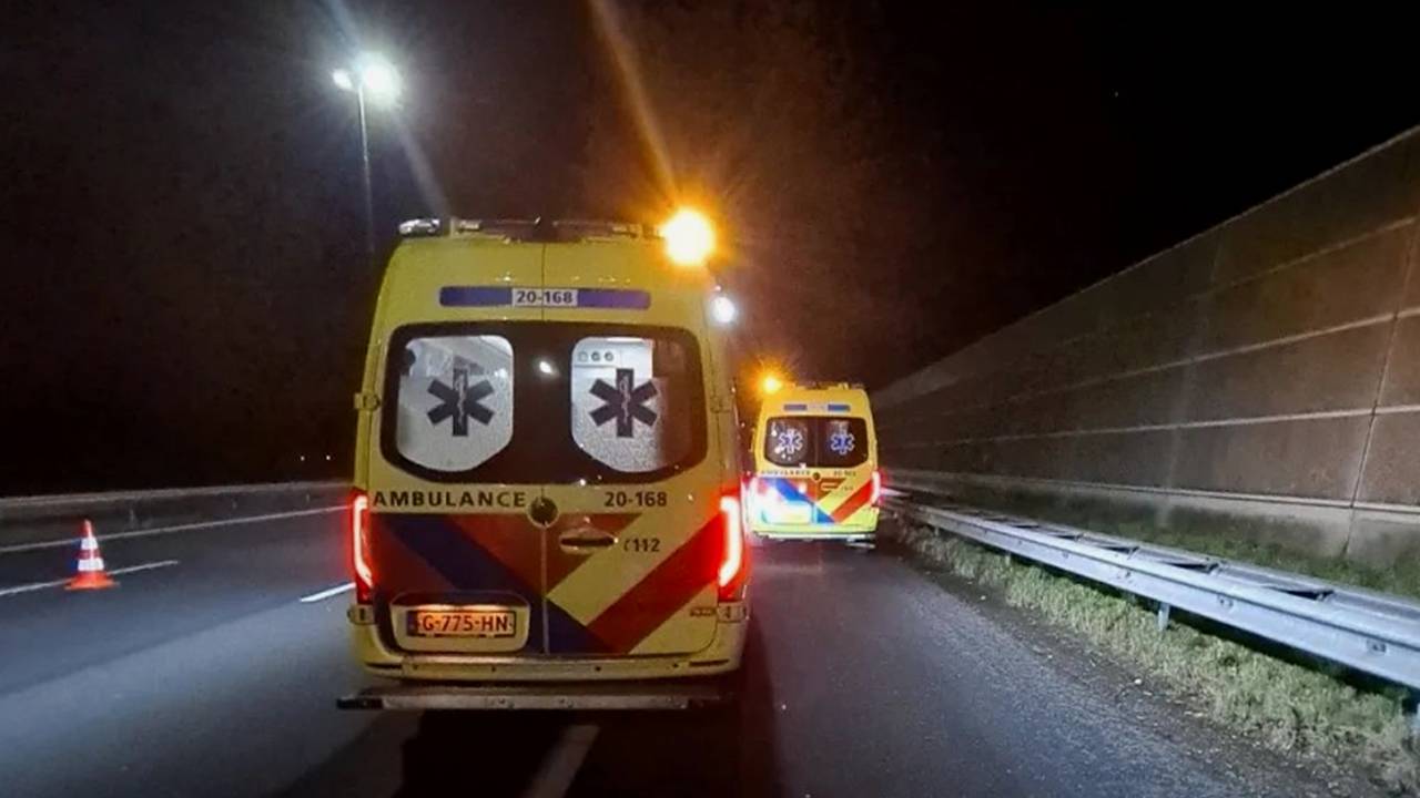 Toen de gewaarschuwde hulpdiensten aankwamen, was de baby net geboren op de a16 (foto: Instagram politie Weerijs).