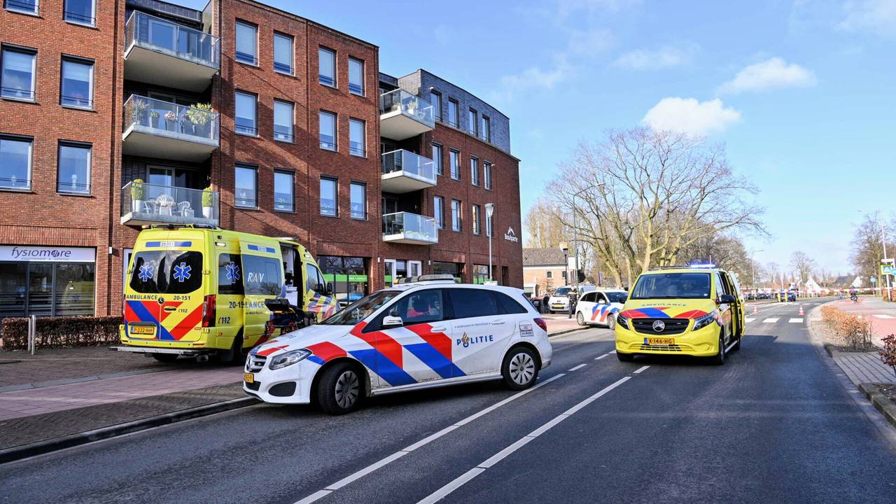 Vrouw overleden na aanrijding, grijze bestelbus nog niet gevonden.