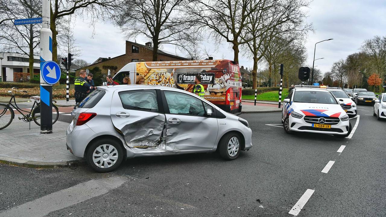De schade aan de auto is groot (Foto: SQ Vision/Rico Vogels).