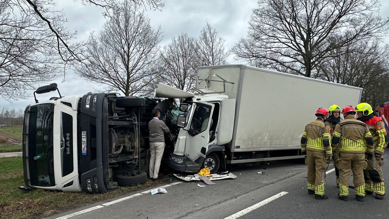 De schade aan de vrachtwagens is groot (Foto: SQ Vision/Bart Meesters).