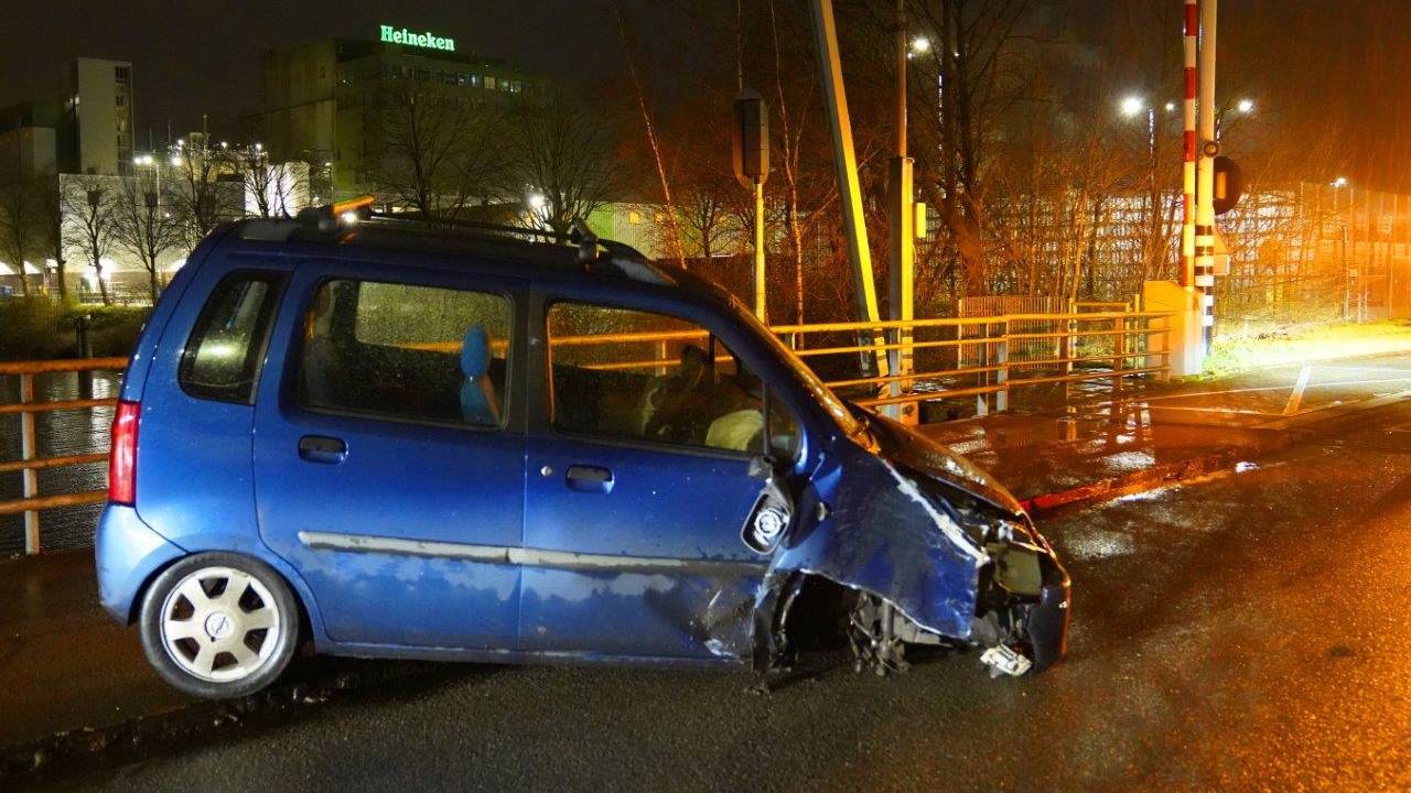 De auto raakte bij de crash op de Zandzuigerstraat in Den Bosch zwaar beschadigd (foto: Bart Meesters).