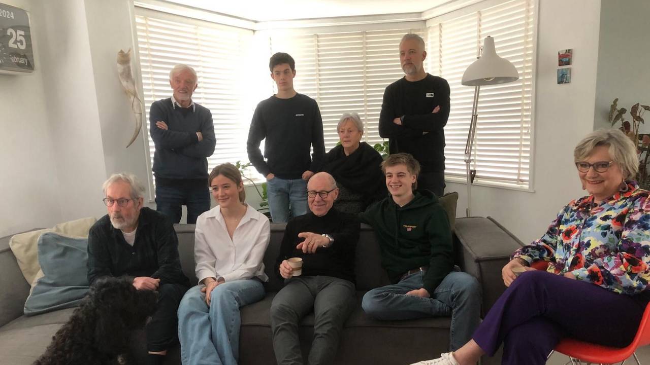 Vandaag zagen opa Dorus (linksonder) en buurman Jos samen op de bank met makers Nina en Niels de docu voor het eerst (privéfoto).