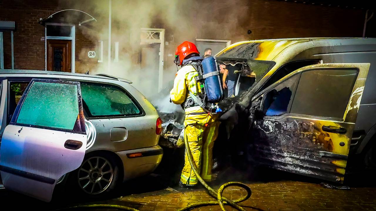 Het vuur begon bij de bestelbus en sloeg over naar de auto daarvoor (foto: SQ Vision).