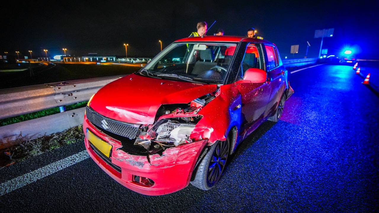 Auto met klapband tegen vangrail (foto: SQ Vision).