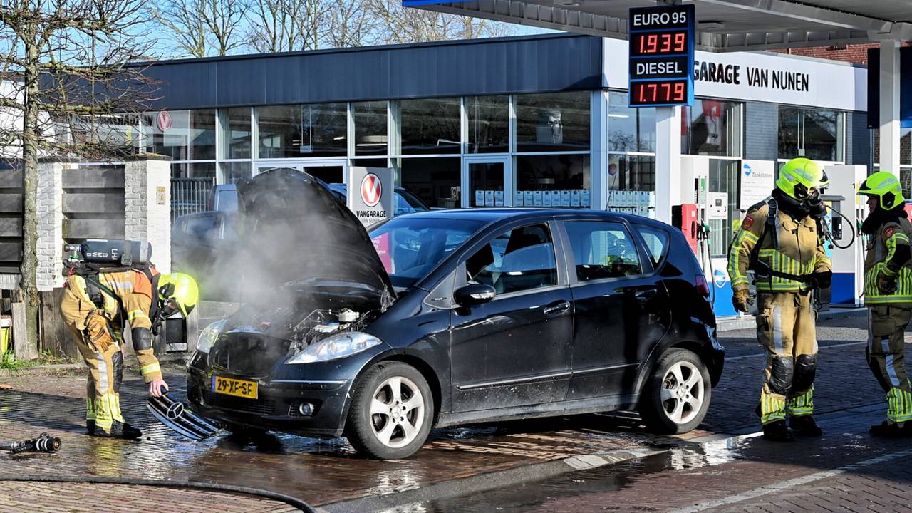 De auto stond met een brandende motor bij het tankstation (Foto: SQ Vision/Toby de Kort).
